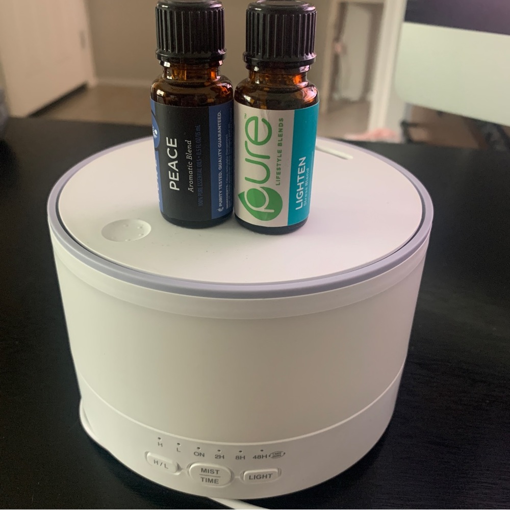 MELALEUCA Color Changing Light Aromatic Diffuser with 2 Essential Oils